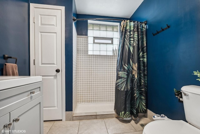 full bath featuring tiled shower, toilet, and tile patterned flooring