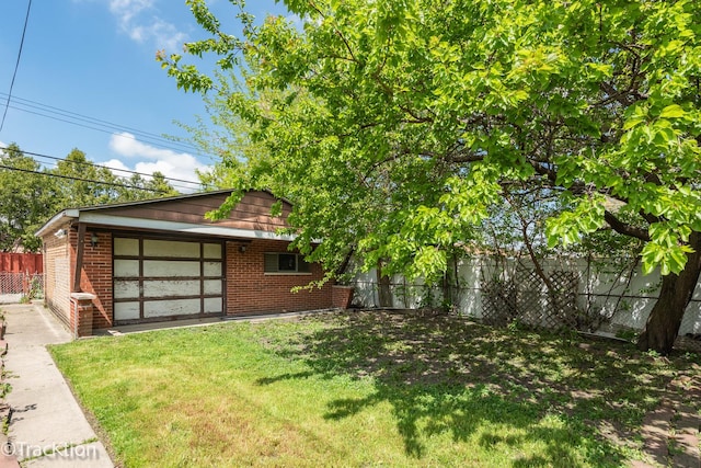 view of yard featuring a detached garage