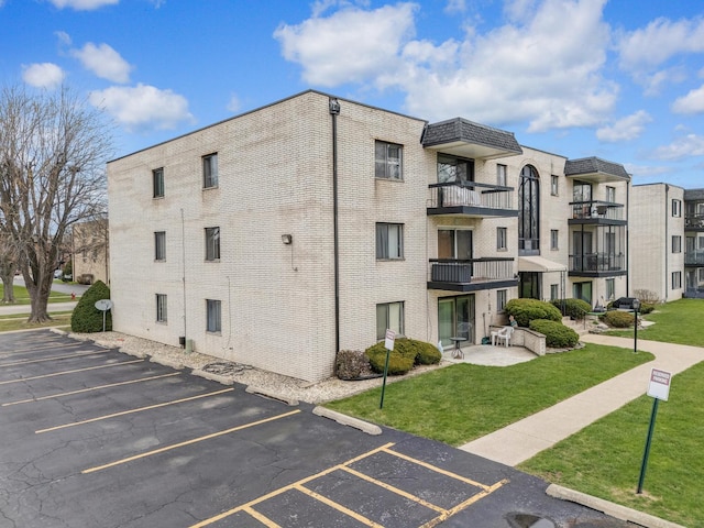 view of apartment building / complex with uncovered parking