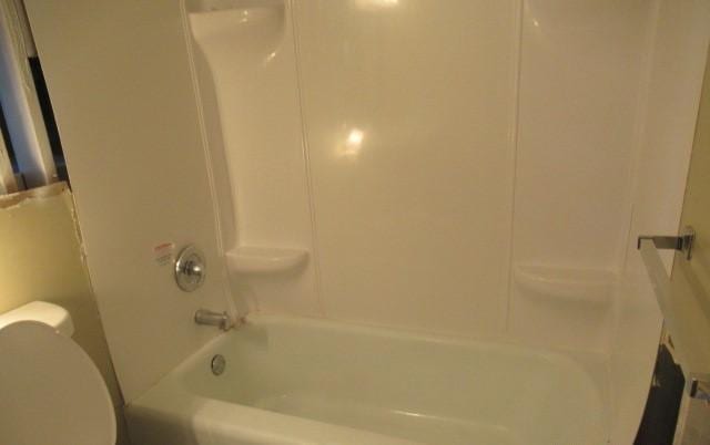 full bath with toilet and tub / shower combination