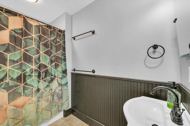 512 S Scarborough St, Sidney, IL 61877 - full bath featuring a sink, curtained shower, and tile patterned floors