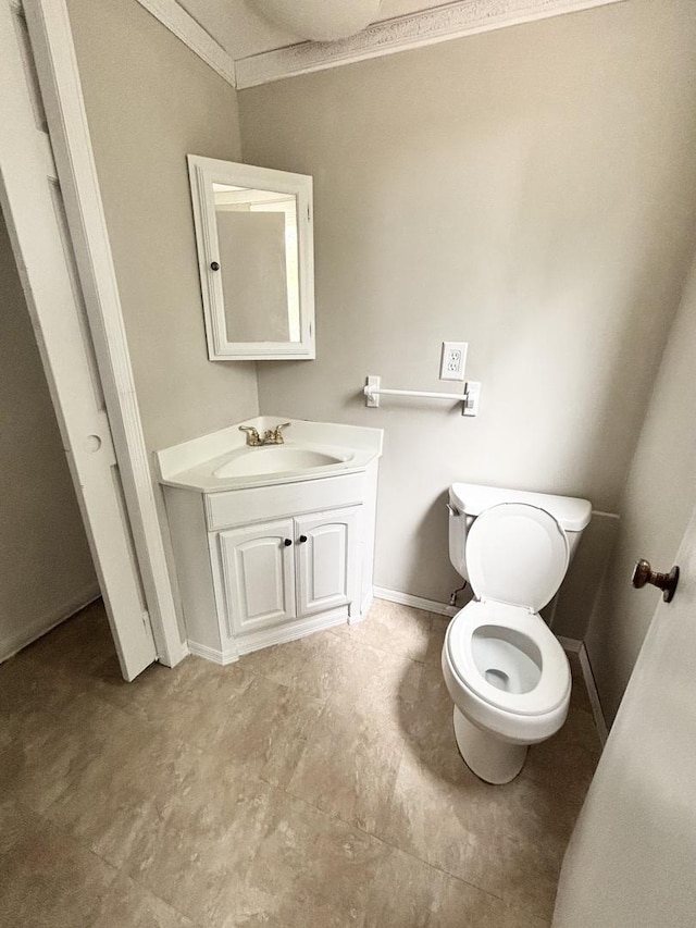 615 N Blanchard St, Wheaton, IL 60187 - half bath featuring toilet, vanity, baseboards, and crown molding