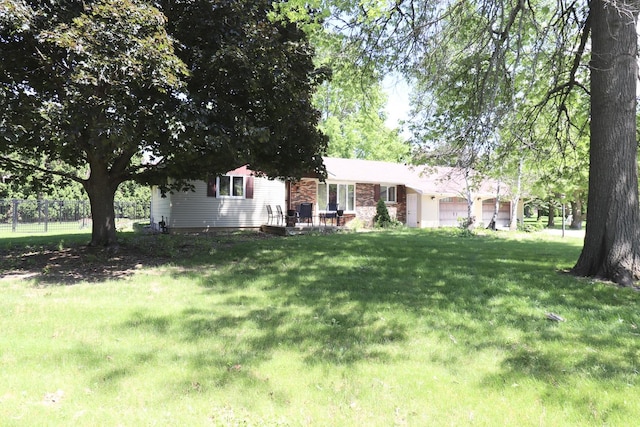 245 N Linn St, Princeton, IL 61356 - view of front facade with a garage