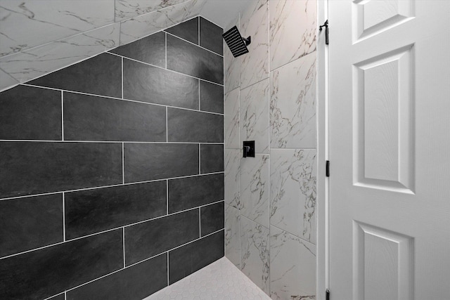 bathroom featuring tiled shower