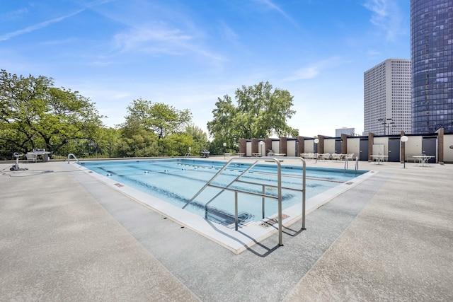 5455 N Sheridan Rd Unit 3611, Chicago, IL 60640 - community pool with a patio