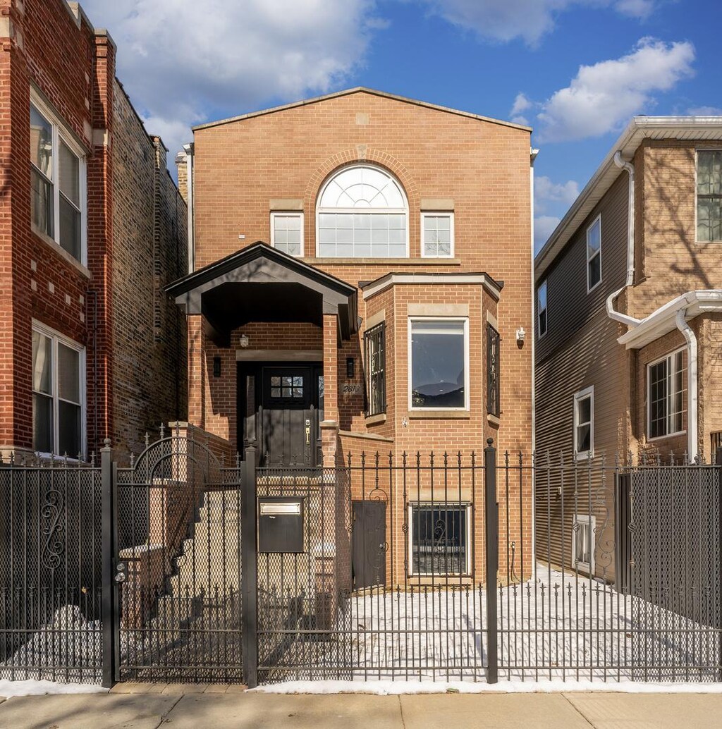 2818 W Wellington Ave, Chicago, IL 60618 - photo 1