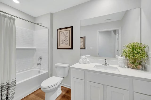 full bathroom featuring wood finished floors, toilet, vanity, shower / tub combo with curtain, and baseboards