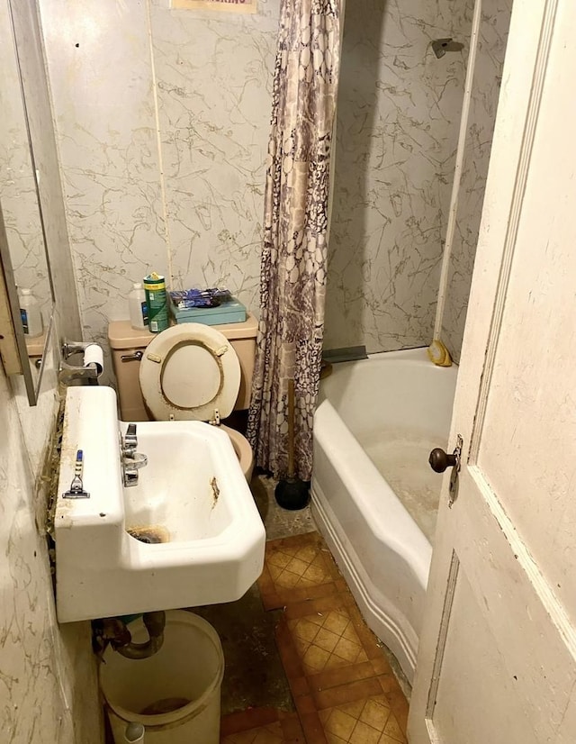 4943 W Monroe St, Chicago, IL 60644 - full bath with shower / tub combo, toilet, and a sink