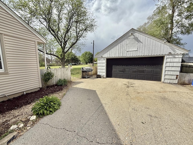 1010 Brentwood Rd, Machesney Park, IL 61115 - detached garage with fence