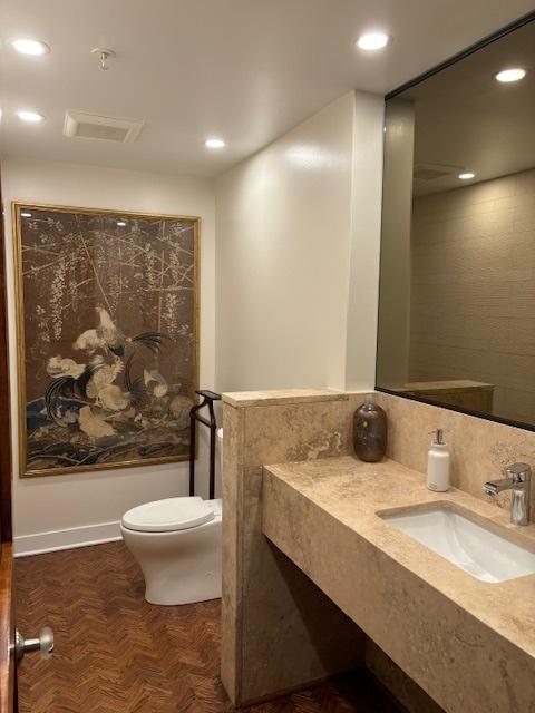 full bath featuring toilet, recessed lighting, vanity, and tasteful backsplash