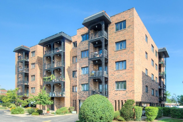 view of apartment building / complex