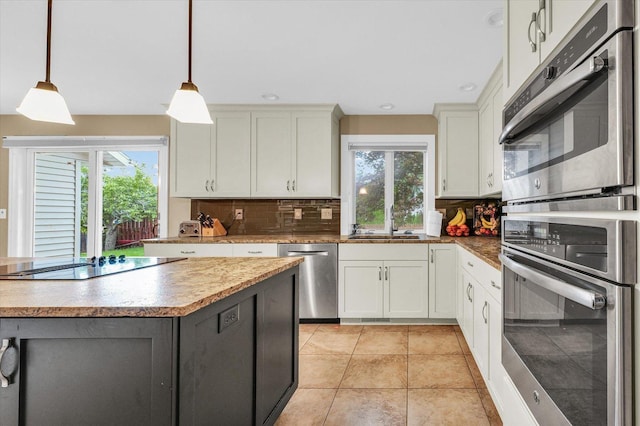 3408 Mill Creek Ct, Champaign, IL 61822 - kitchen with appliances with stainless steel finishes, a sink, tasteful backsplash, plenty of natural light, and recessed lighting