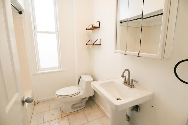 2940 W 38th St, Chicago, IL 60632 - bathroom featuring toilet, tile patterned flooring, a tub, a sink, and baseboards