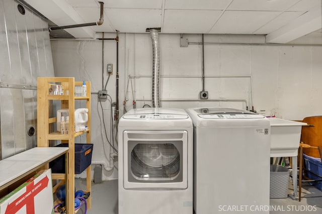 647 Glacier Trl, Roselle, IL 60172 - laundry area featuring washer and dryer