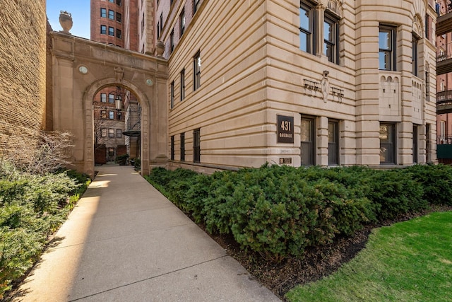 431 W Oakdale Ave Unit 1C, Chicago, IL 60657 - doorway to property with stone siding