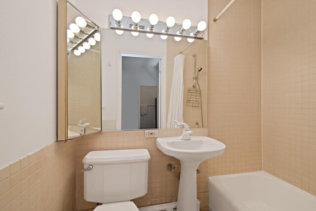 431 W Oakdale Ave Unit 1C, Chicago, IL 60657 - bathroom featuring tile walls, shower / bath combo, and toilet