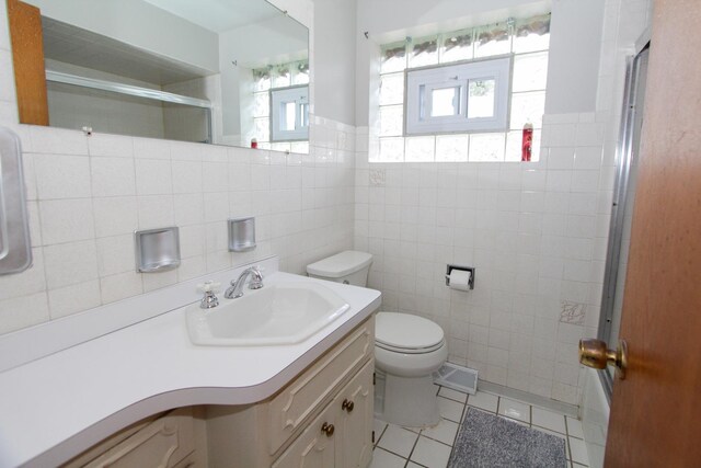 7804 Newland Ave, Burbank, IL 60459 - full bath featuring a tile shower