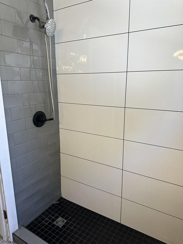 1406 W Locust St, Bloomington, IL 61701 - bathroom featuring tiled shower