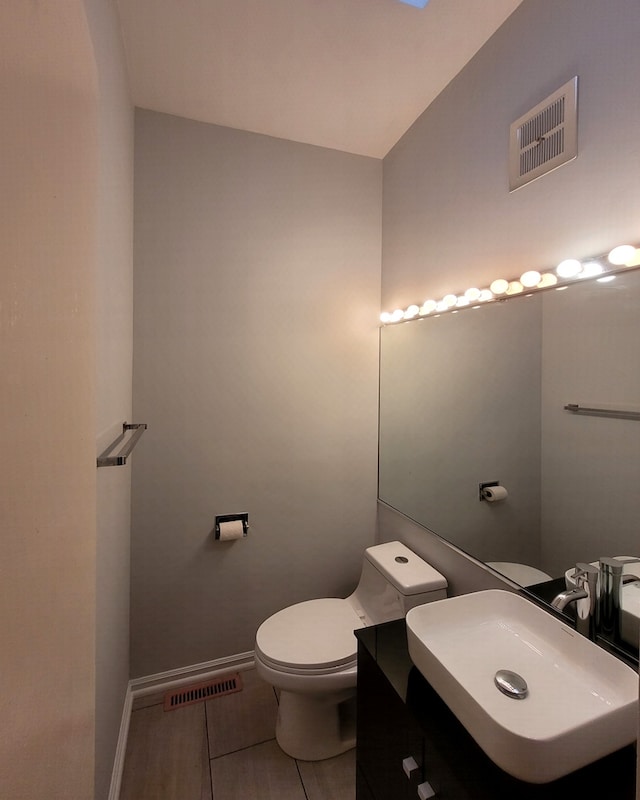 864 Sumac Rd, Highland Park, IL 60035 - half bathroom featuring toilet, baseboards, and a sink