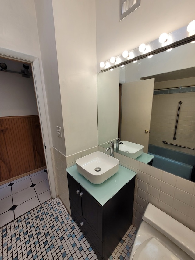 864 Sumac Rd, Highland Park, IL 60035 - full bath featuring vanity, wainscoting, tile walls, tile patterned flooring, and a tub to relax in