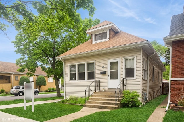 5000 N Kenneth Ave, Chicago, IL 60630 - view of front of property with entry steps and a front yard