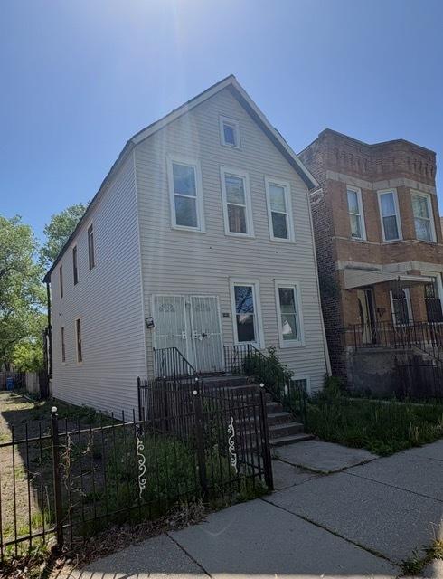 view of front of house with a fenced front yard