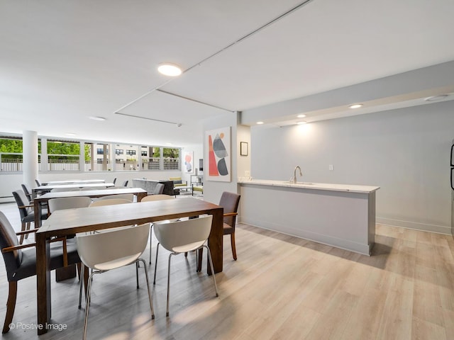 555 W Cornelia Ave Unit 1405, Chicago, IL 60657 - dining room featuring light wood-style flooring and recessed lighting