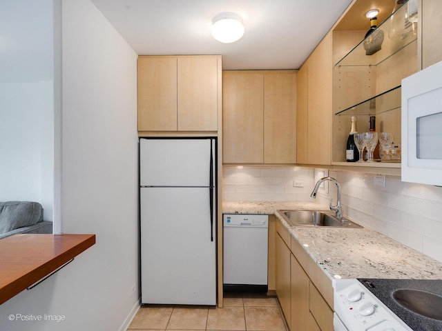 555 W Cornelia Ave Unit 1405, Chicago, IL 60657 - kitchen with white appliances, a sink, light brown cabinets, tasteful backsplash, and light tile patterned floors