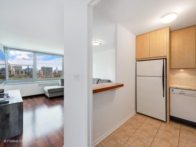 555 W Cornelia Ave Unit 1405, Chicago, IL 60657 - kitchen with white appliances, light brown cabinets, tasteful backsplash, and light wood finished floors