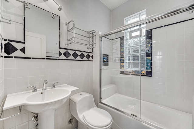 1044 S E Ave, Oak Park, IL 60304 - bathroom featuring tile walls, enclosed tub / shower combo, toilet, and backsplash