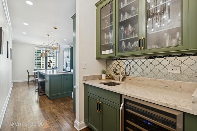 indoor wet bar featuring beverage cooler, dark wood-style floors, decorative backsplash, baseboards, and recessed lighting
