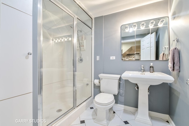 926 Willow St, Itasca, IL 60143 - full bath with a shower stall, toilet, and baseboards