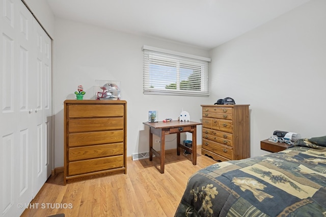 1825 W Spring Ridge Dr, Arlington Heights, IL 60004 - bedroom featuring light wood finished floors