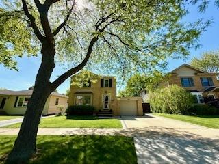 1010 N Patton Ave, Arlington Heights, IL 60004 - traditional home with driveway, a front yard, and a garage