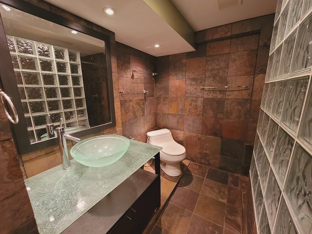 511 N Berwick Blvd, Waukegan, IL 60085 - bathroom featuring tile walls, a tile shower, toilet, recessed lighting, and vanity