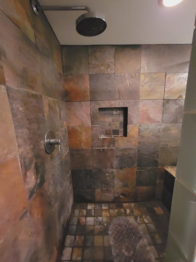 511 N Berwick Blvd, Waukegan, IL 60085 - full bathroom with a tile shower
