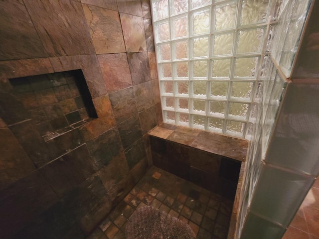 511 N Berwick Blvd, Waukegan, IL 60085 - bathroom featuring tiled shower