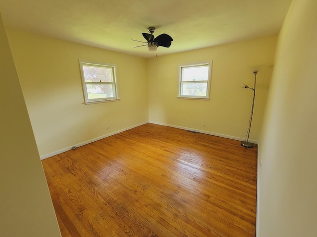 511 N Berwick Blvd, Waukegan, IL 60085 - unfurnished room with light wood finished floors, baseboards, and a ceiling fan