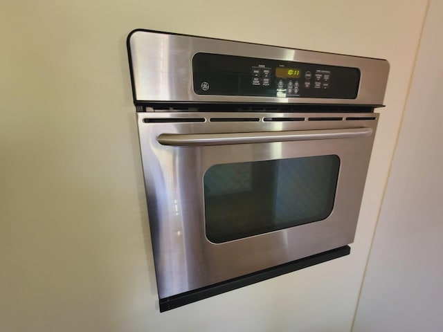 511 N Berwick Blvd, Waukegan, IL 60085 - detailed view of stainless steel oven