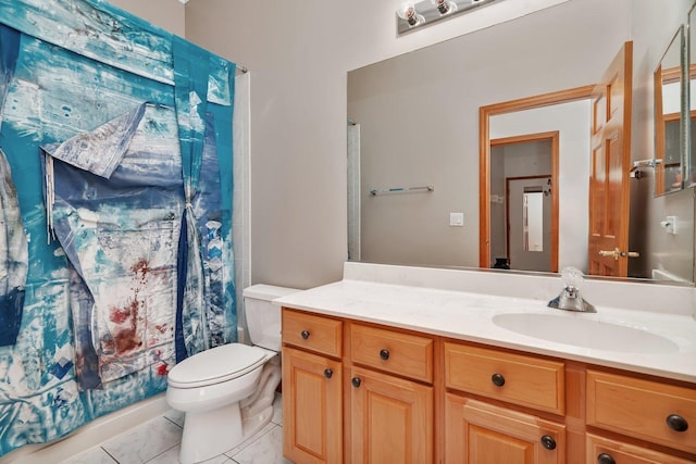 full bath featuring vanity, a shower with shower curtain, and toilet