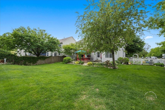343 Diane Ct, Geneva, IL 60134 - view of yard featuring a gate