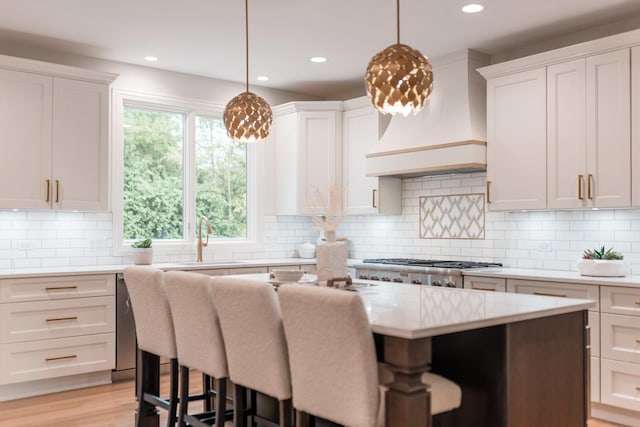 1410 W Newcastle Ct, Inverness, IL 60010 - kitchen featuring a sink, a center island, a kitchen breakfast bar, premium range hood, and stainless steel gas stovetop