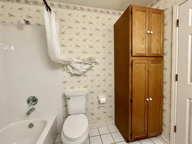 103 Hemstead St Unit 34-D, Lake Bluff, IL 60044 - bathroom with wallpapered walls, tile patterned flooring, toilet, shower / tub combo, and baseboards