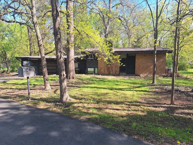 2065 Hickory Ln, Schaumburg, IL 60195 - mid-century modern home featuring a front yard and central AC unit