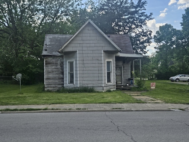 926 Division St, Charleston, IL 61920 - view of front of house featuring a front yard and roof with shingles