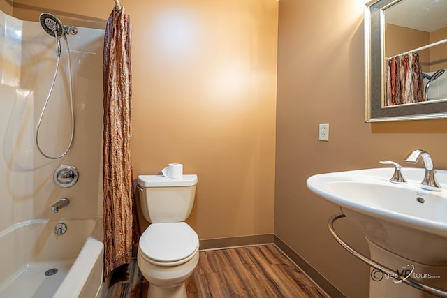 2031 W Winchester Dr, Freeport, IL 61032 - full bathroom featuring wood finished floors, toilet, shower / tub combo with curtain, and baseboards