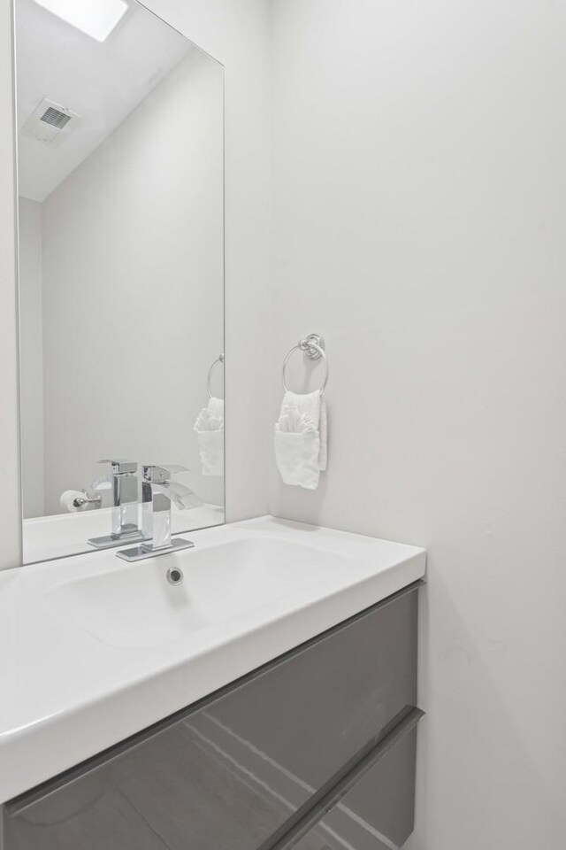 2534 W Haddon Ave, Chicago, IL 60622 - bathroom featuring vanity