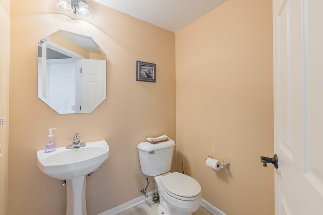 307 Lake Gillilan Way, Algonquin, IL 60102 - bathroom with toilet and baseboards