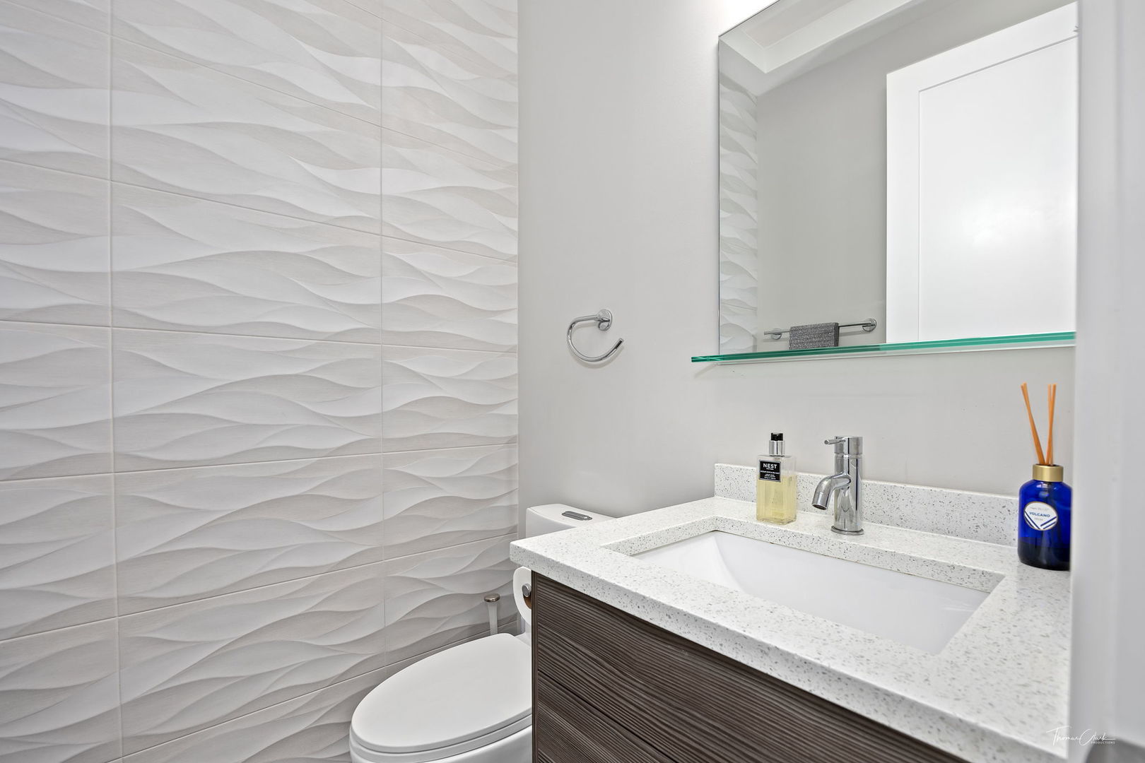 2629 W Homer St, Chicago, IL 60647 - bathroom with vanity and toilet