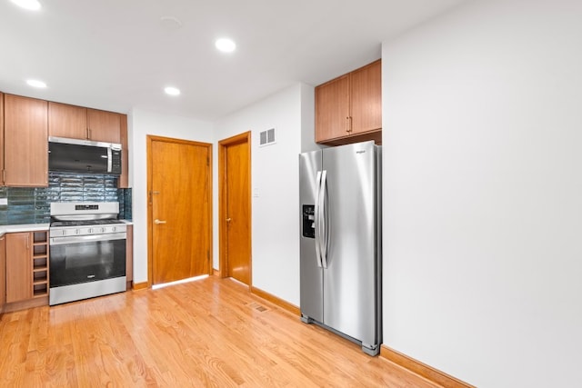 2934 Maple Ave, Berwyn, IL 60402 - kitchen with stainless steel appliances, light wood-style flooring, recessed lighting, decorative backsplash, and baseboards